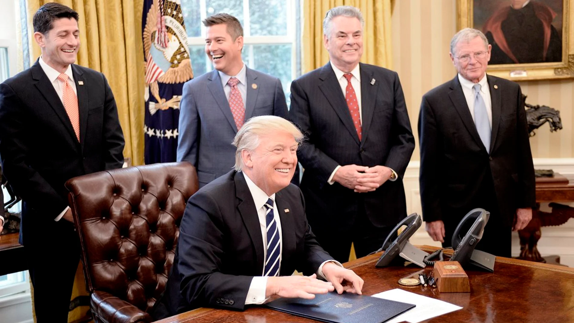 Donald Trump después de firmar una resolución Donald Trump después de firmar una resolución
