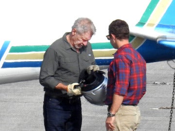 Harrison Ford a punto de montarse en su avioneta