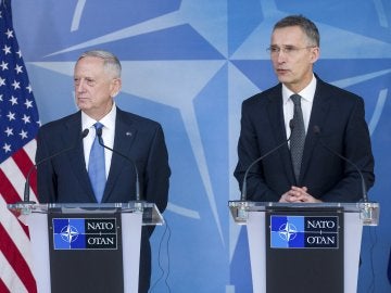 El secretario general de la OTAN, Jens Stoltenberg, y el secretario de Defensa estadounidense, James Mattis 