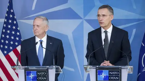 El secretario general de la OTAN, Jens Stoltenberg, y el secretario de Defensa estadounidense, James Mattis El secretario general de la OTAN, Jens Stoltenberg, y el secretario de Defensa estadounidense, James Mattis