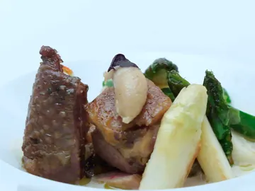 Pintada en distintas cocciones, con costra de avellana y espárragos en texturas Pintada en distintas cocciones, con costra de avellana y espárragos en texturas