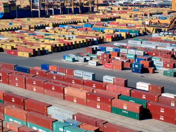 Contenedores esperan para ser transportados en un puerto Contenedores esperan para ser transportados en un puerto