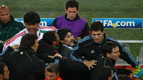 Maradona se encara durante un partido Maradona se encara durante un partido