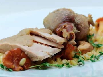 Pintada asada con salteado de trigo y setas silvestres Pintada asada con salteado de trigo y setas silvestres