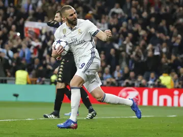Benzema celebra un gol ante el Nápoles Benzema celebra un gol ante el Nápoles