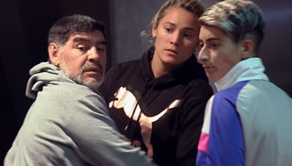 Maradona junto a su novia Rocío Oliva