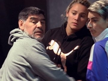 Maradona junto a su novia Rocío Oliva