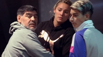 Maradona junto a su novia Rocío Oliva