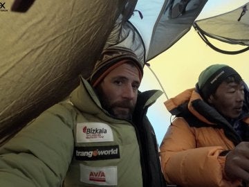 Alex Txikon, en una tienda de campaña en el Everest