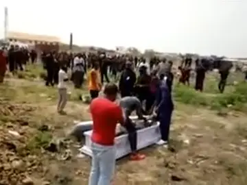 Un momento durante el entierro Un momento durante el entierro