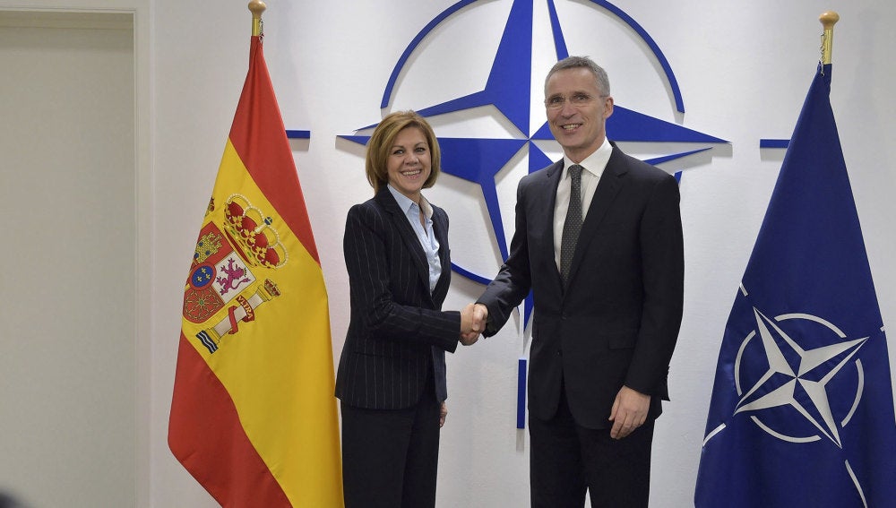 María Dolores de Cospedal, saluda al secretario general de la OTAN