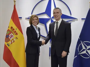 María Dolores de Cospedal, saluda al secretario general de la OTAN María Dolores de Cospedal, saluda al secretario general de la OTAN