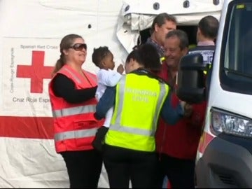 Frame 30.328019 de: Rescatan a 59 inmigrantes, entre ellos un bebé, en una patera al sur de Gran Canaria