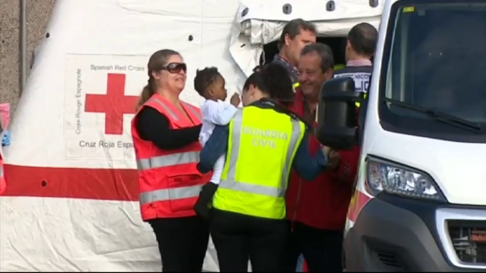 Rescatan a 59 inmigrantes, entre ellos un bebé, en una patera al sur de Gran Canaria