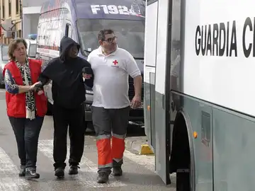 Cruz Roja ayuda a uno de los inmigrantes rescatados Cruz Roja ayuda a uno de los inmigrantes rescatados