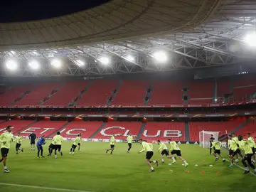 Los jugadores del APOEL de Nicosia se entrenan en San Mamés Los jugadores del APOEL de Nicosia se entrenan en San Mamés
