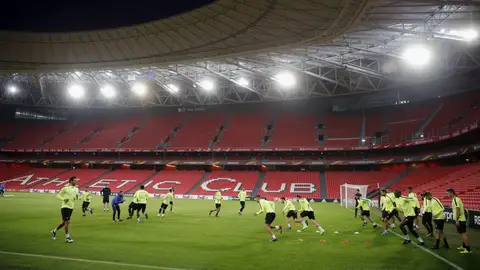 Los jugadores del APOEL de Nicosia se entrenan en San Mamés Los jugadores del APOEL de Nicosia se entrenan en San Mamés