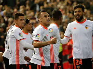Orellana celebra junto a sus compañeros su gol al Real Madrid Orellana celebra junto a sus compañeros su gol al Real Madrid