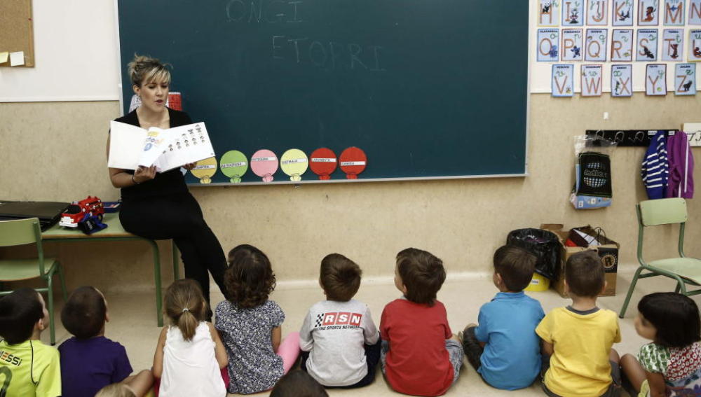 Una profesora da clase en un aula
