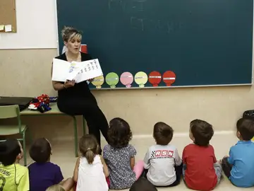 Una profesora da clase en un aula Una profesora da clase en un aula
