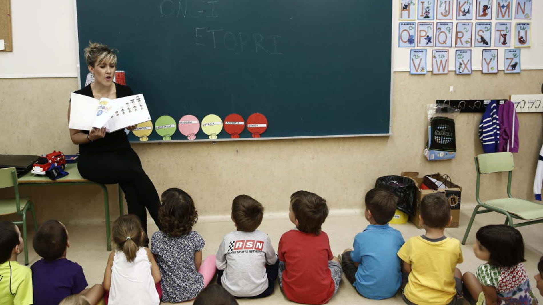 Una profesora da clase en un aula