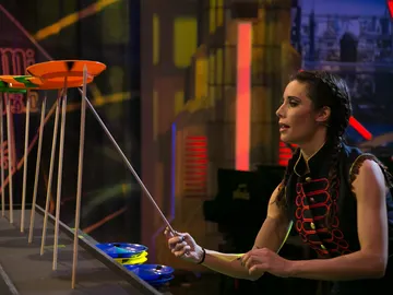 Pilar Rubio, una auténtica malabarista con el dominio de los palos chinos Pilar Rubio, una auténtica malabarista con el dominio de los palos chinos