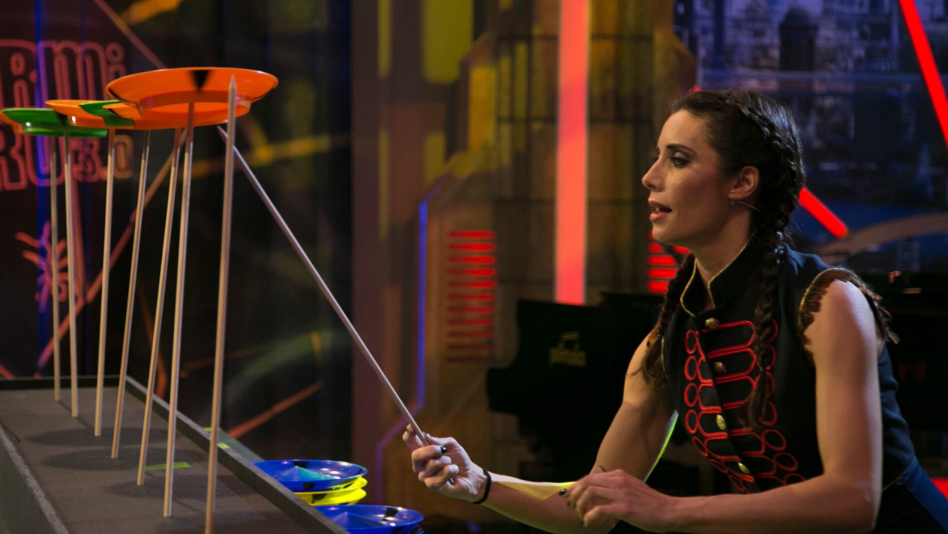 Pilar Rubio, una aut&eacute;ntica malabarista con el dominio de los palos chinos