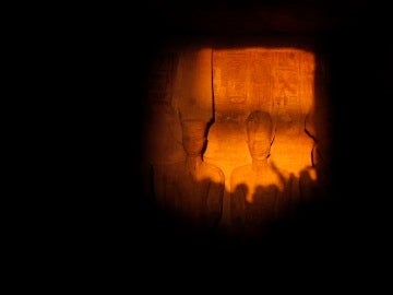 El faraón Ramsés II iluminado por el sol