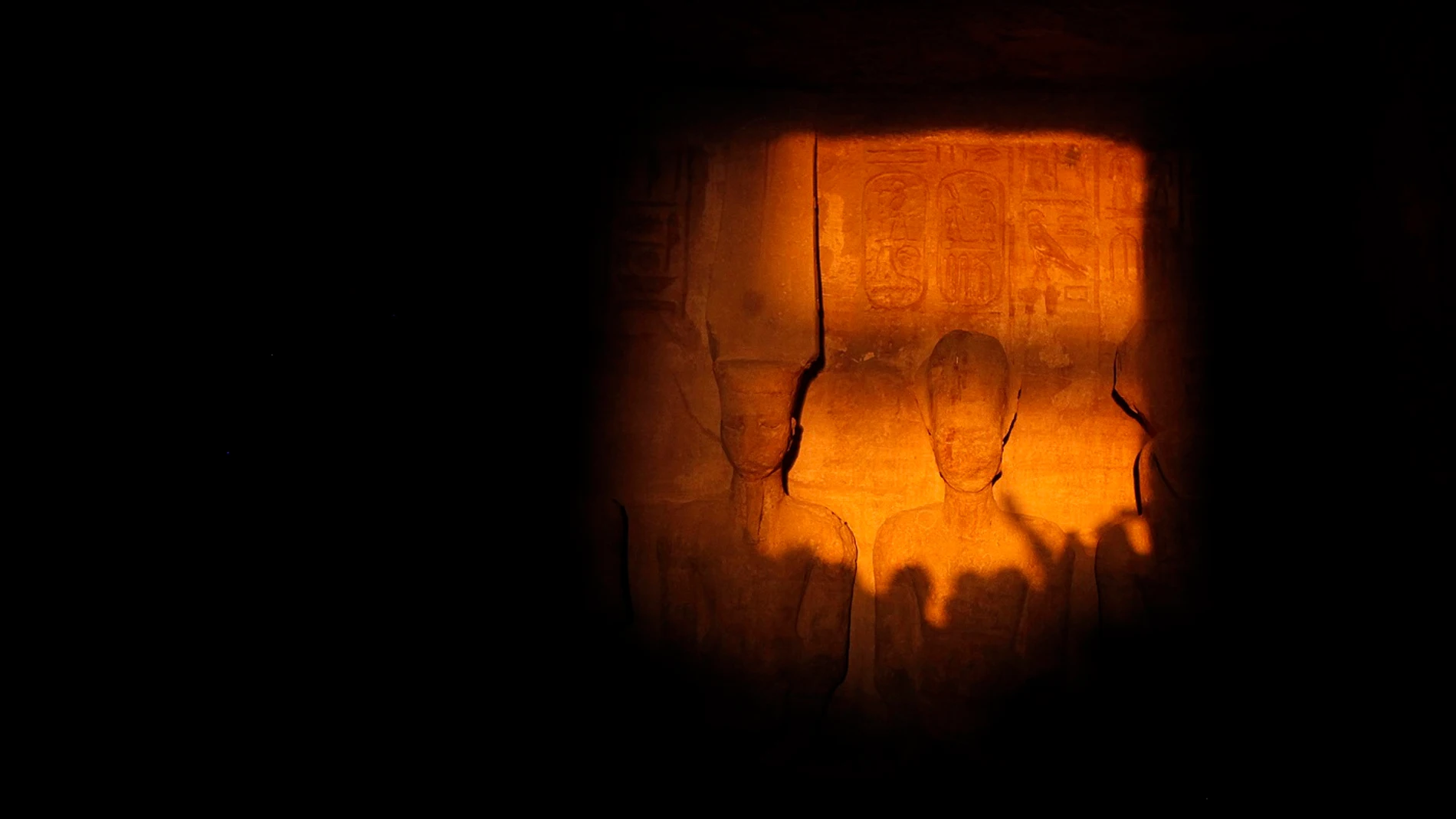 El faraón Ramsés II iluminado por el sol El faraón Ramsés II iluminado por el sol