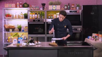 Fingers de pollo con avena y untuoso de berenjena al horno y aceitunas