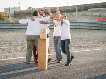 El equipo gris gana la primera prueba de grupo tras cocinar para 100 moteros hambrientos El equipo gris gana la primera prueba de grupo tras cocinar para 100 moteros hambrientos