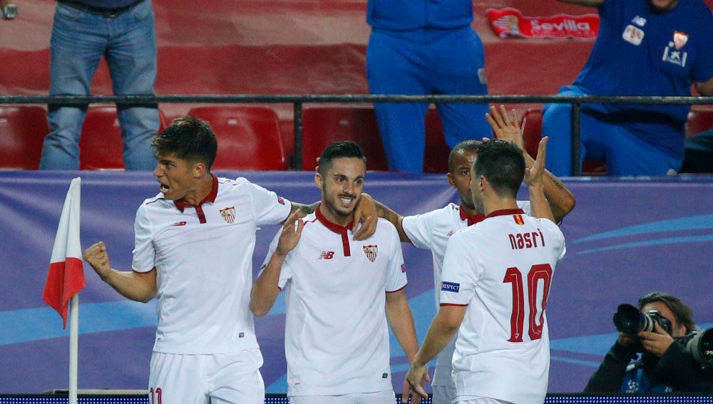 Los jugadores del Sevilla celebran un gol al Leicester