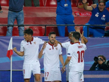 Los jugadores del Sevilla celebran un gol al Leicester