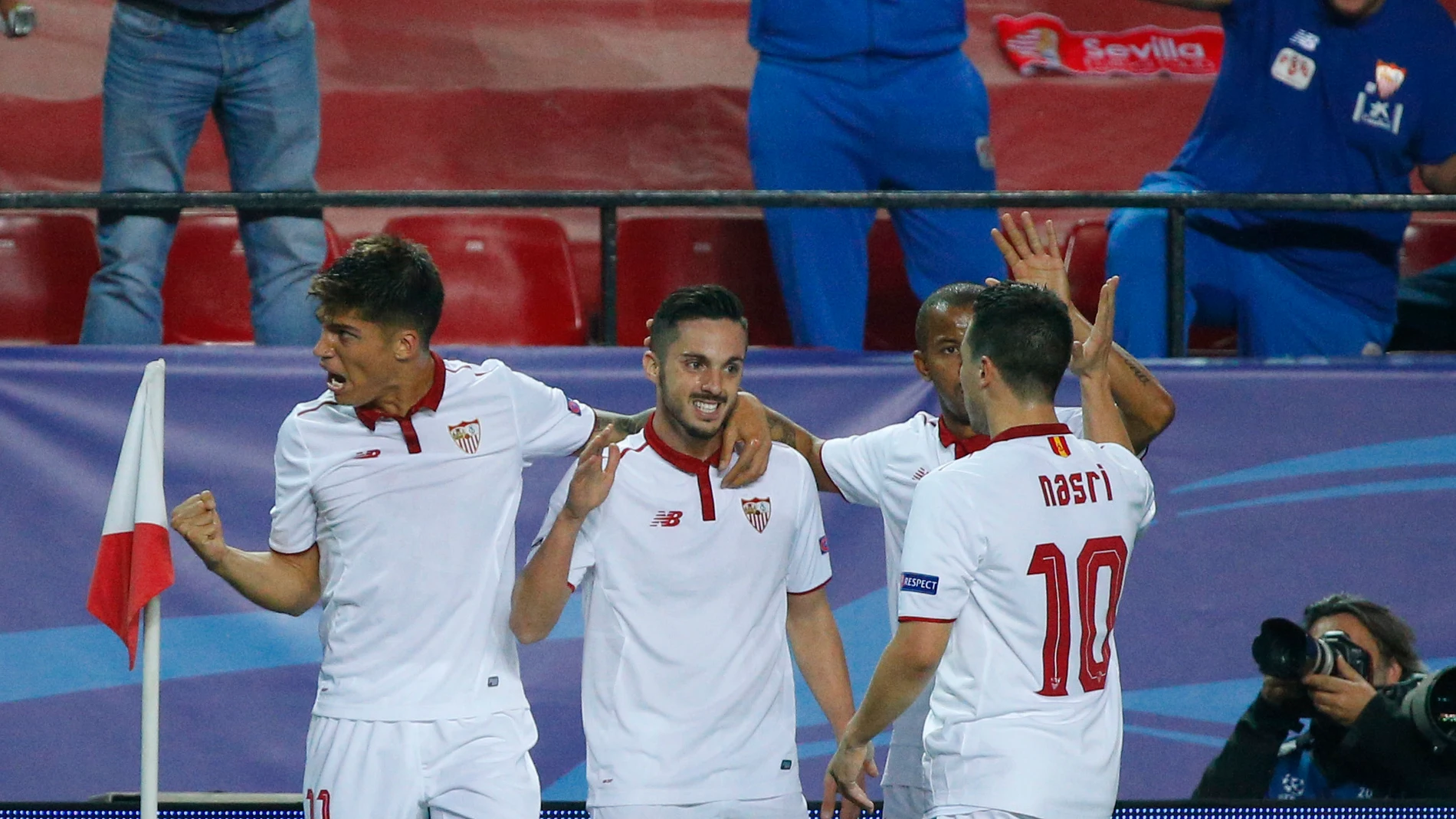 Los jugadores del Sevilla celebran un gol al Leicester