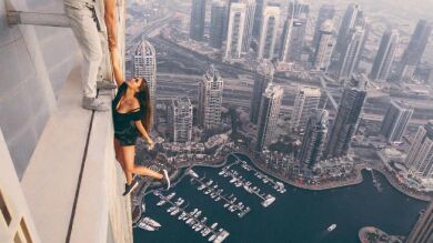 La exnovia de Fernando Alonso, Viki Odintcova, protagoniza una peligrosa sesión de fotos colgada de un rascacielos en Dubai