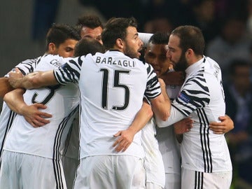 Los jugadores de la Juventus celebran los goles al Oporto