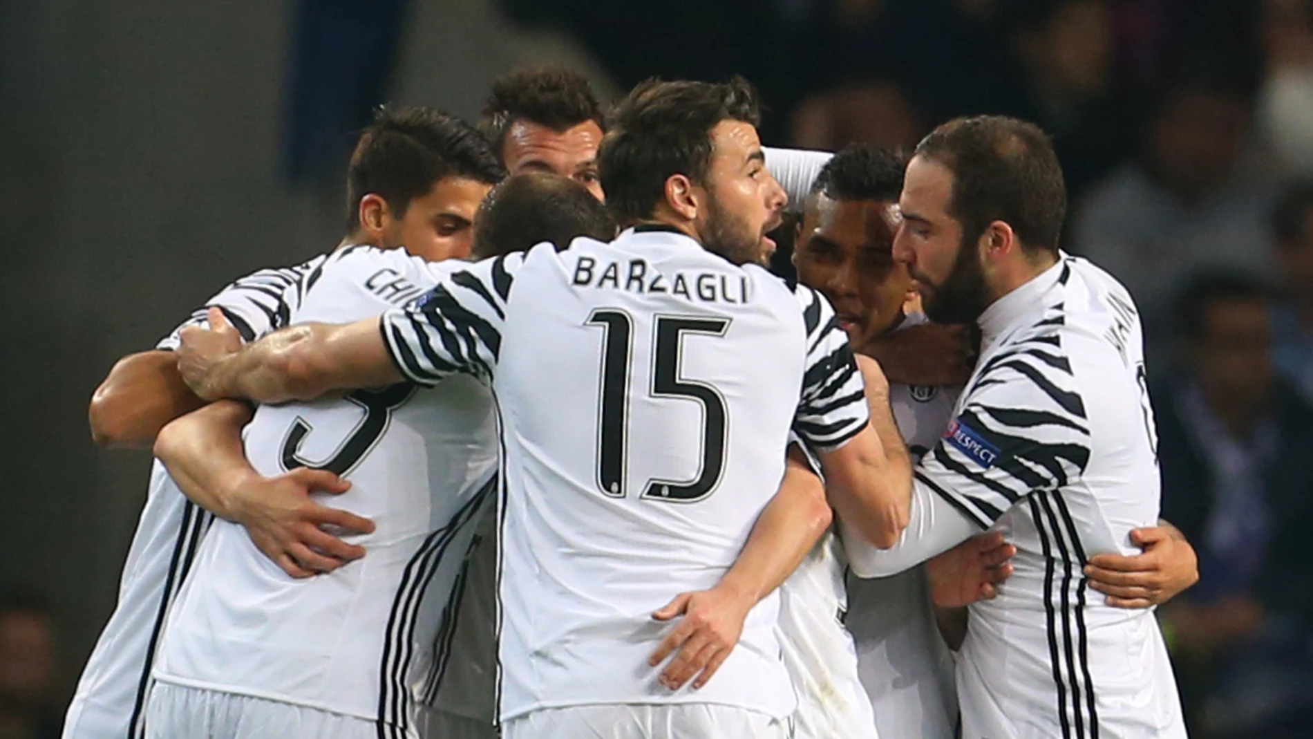 Los jugadores de la Juventus celebran los goles al Oporto