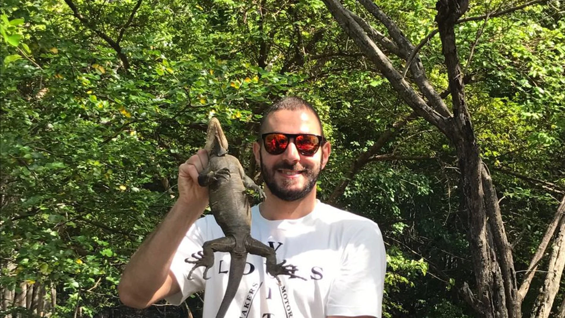 Benzema con la iguana en peligro de extinción Benzema con la iguana en peligro de extinción