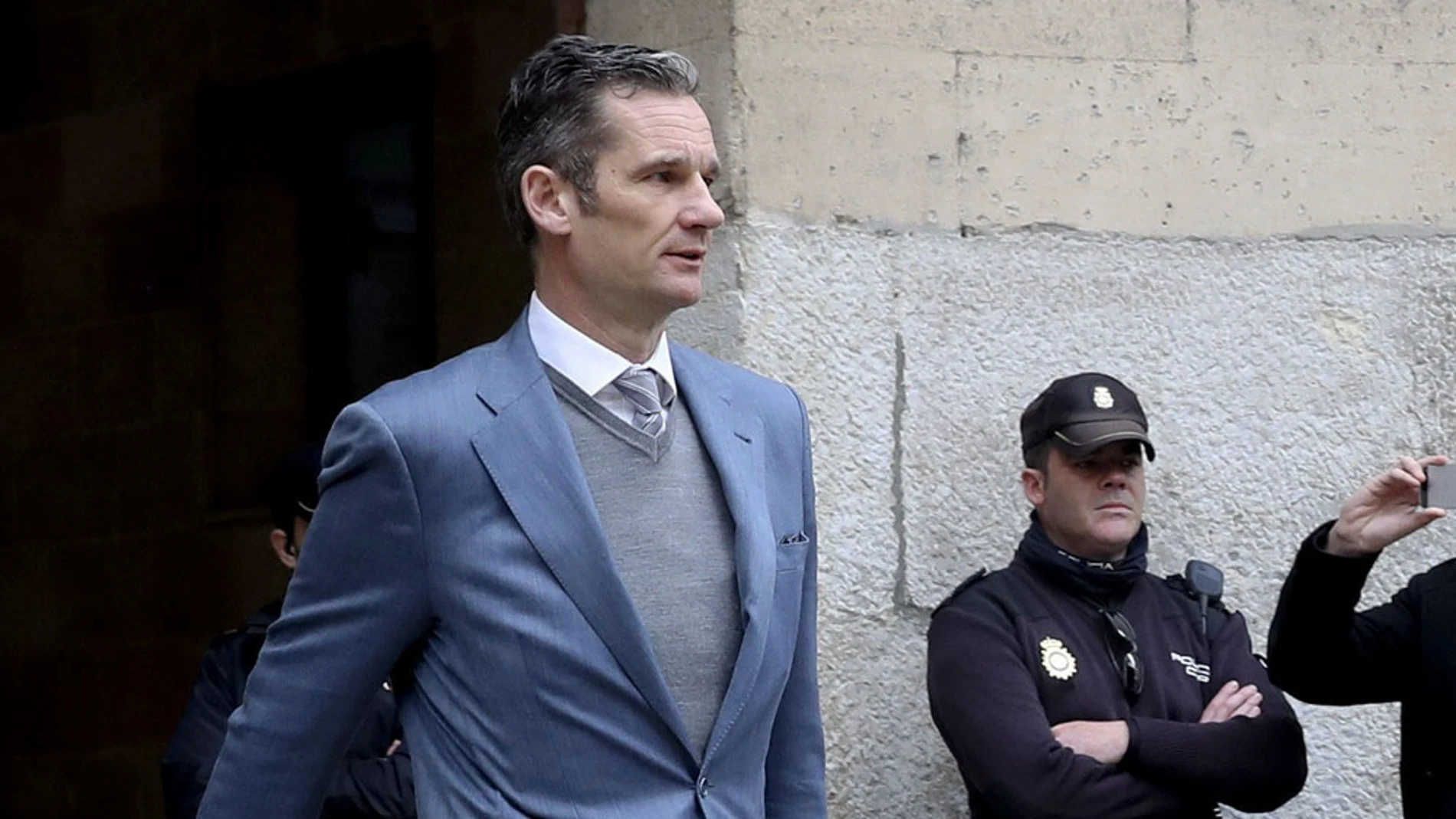 Urdangarin sale de los juzgados de Palma Urdangarin sale de los juzgados de Palma