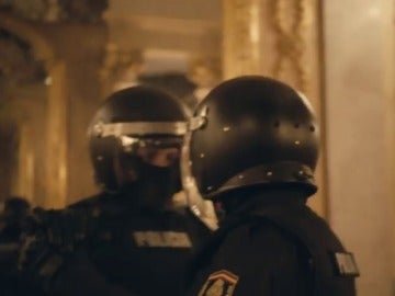 Frame 63.962174 de: Dos policías antidisturbios uniformados baila un tango en el museo Cerralbo de Madrid