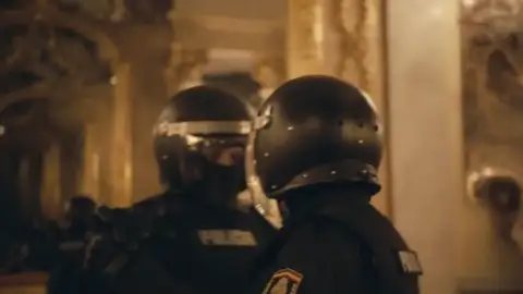 Frame 63.962174 de: Dos policías antidisturbios uniformados baila un tango en el museo Cerralbo de Madrid Frame 63.962174 de: Dos policías antidisturbios uniformados baila un tango en el museo Cerralbo de Madrid