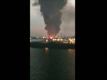 Frame 2.082866 de: Incendio en una planta de residuos en Singapur 