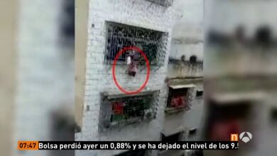 Arriesgan su vida para rescatar a una niña que se había quedado atrapada por la cabeza entre las rejas de una ventana