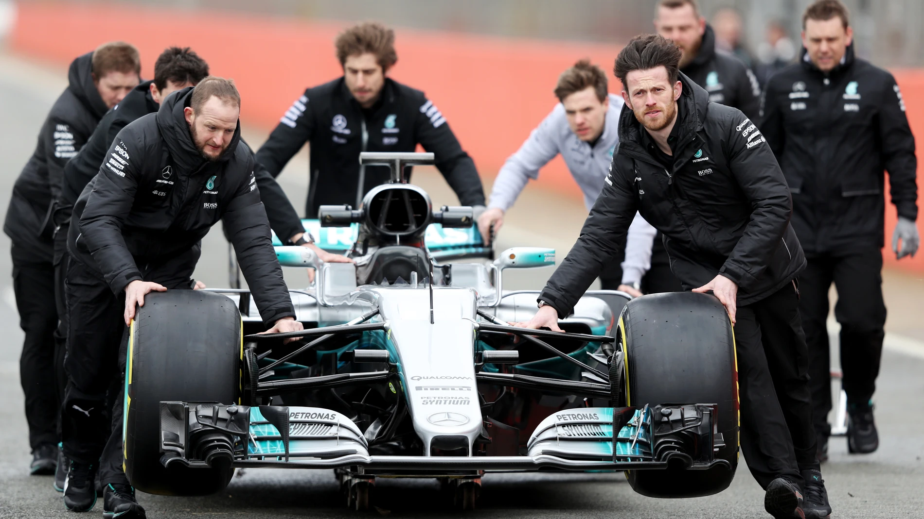 El Mercedes W08, siendo llevado hacia los boxes El Mercedes W08, siendo llevado hacia los boxes