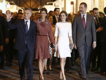 Los Reyes de España acompañados de los jefes de Estado de Argentina