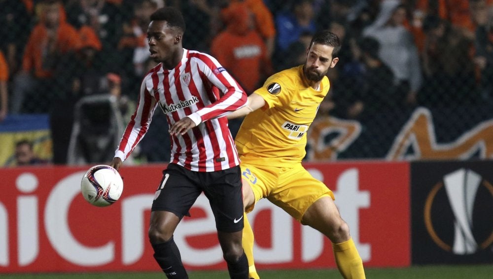 Iñaki Williams pelea un balón ante el APOEL de Nicosia