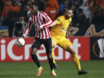 Iñaki Williams pelea un balón ante el APOEL de Nicosia Iñaki Williams pelea un balón ante el APOEL de Nicosia