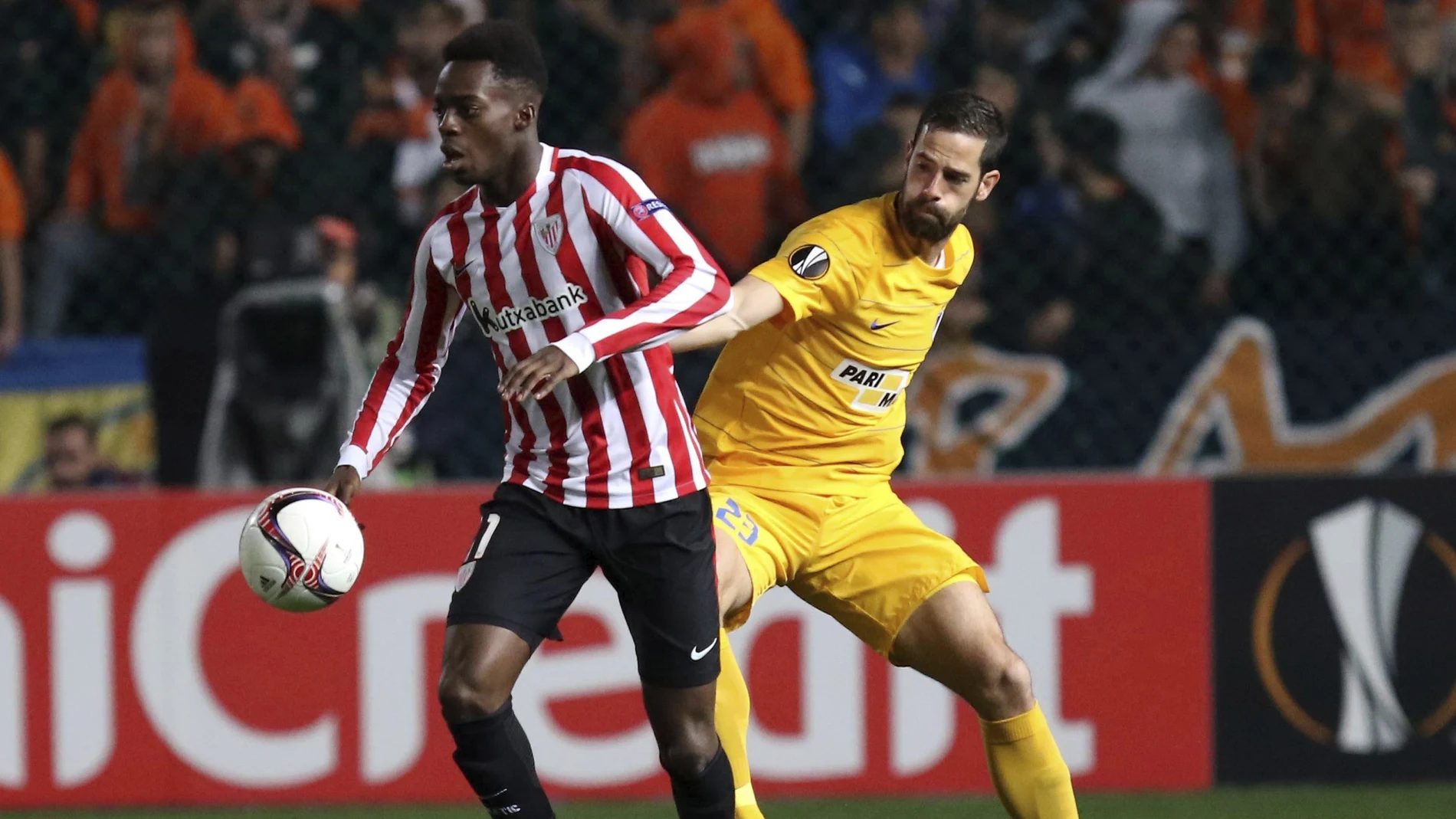 Iñaki Williams pelea un balón ante el APOEL de Nicosia Iñaki Williams pelea un balón ante el APOEL de Nicosia