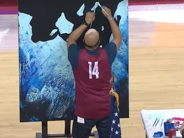 Joe Everson, el artista que pintó un cuadro mientras cantaba el himno de EEUU Joe Everson, el artista que pintó un cuadro mientras cantaba el himno de EEUU
