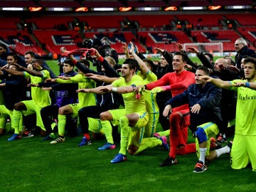 Los jugadores del Gante celebran el pase a octavos en Wembley